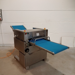 Skinning machine cretel